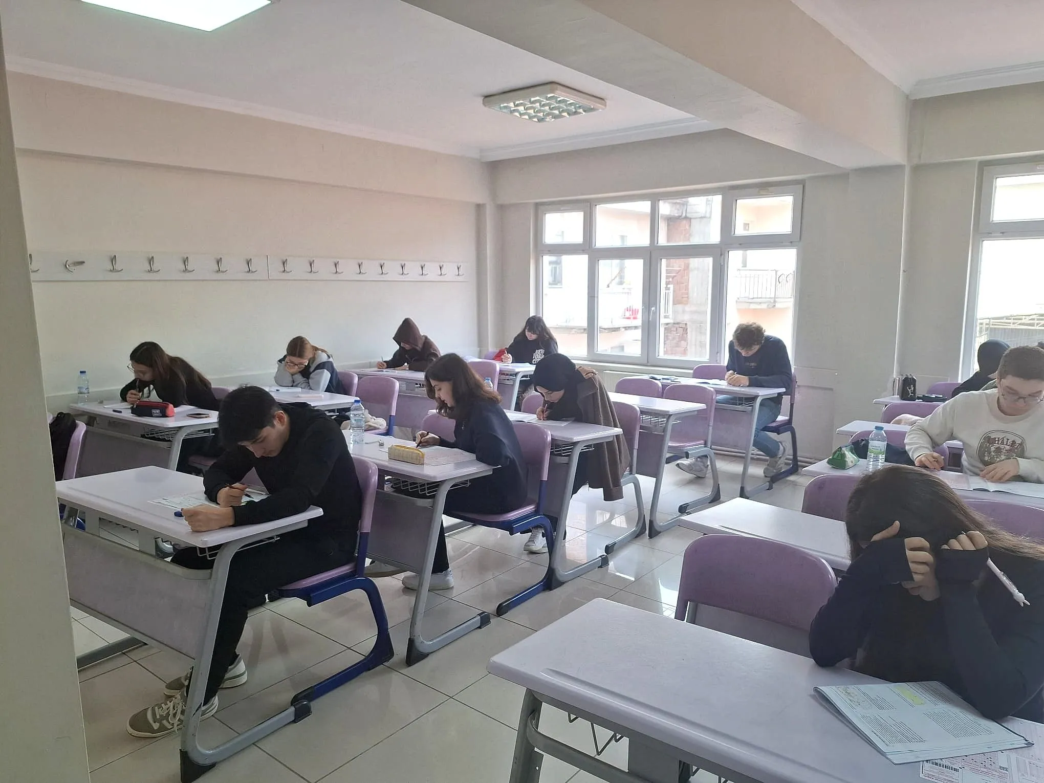 Analiz Kurs Merkezi Tokat’ta hafta sonu deneme sınavı çözen öğrenciler